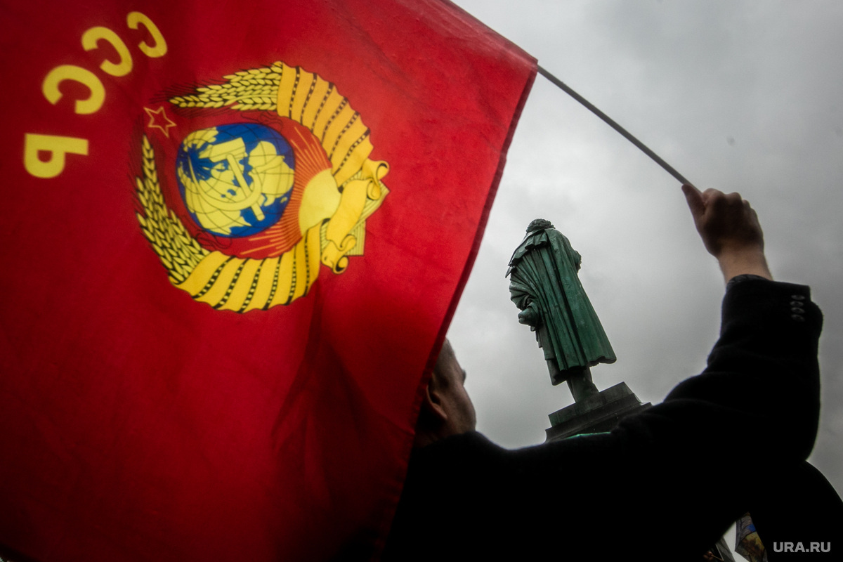 В толпе протестующих заметили мужчину с флагом СССР (архивное фото). Фото: Владимир Андреев © URA.RU