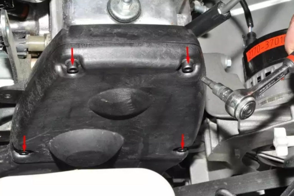 Шестигранником «на 5» отворачиваем четыре винта крепления передней верхней крышки привода ГРМ.