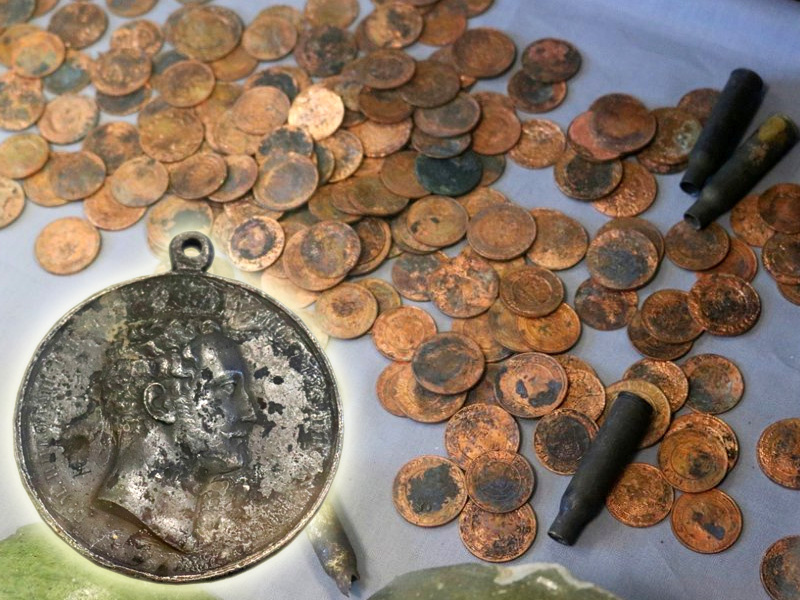 Клад монет и серебряная медаль Российской империи найдены под Севастополем