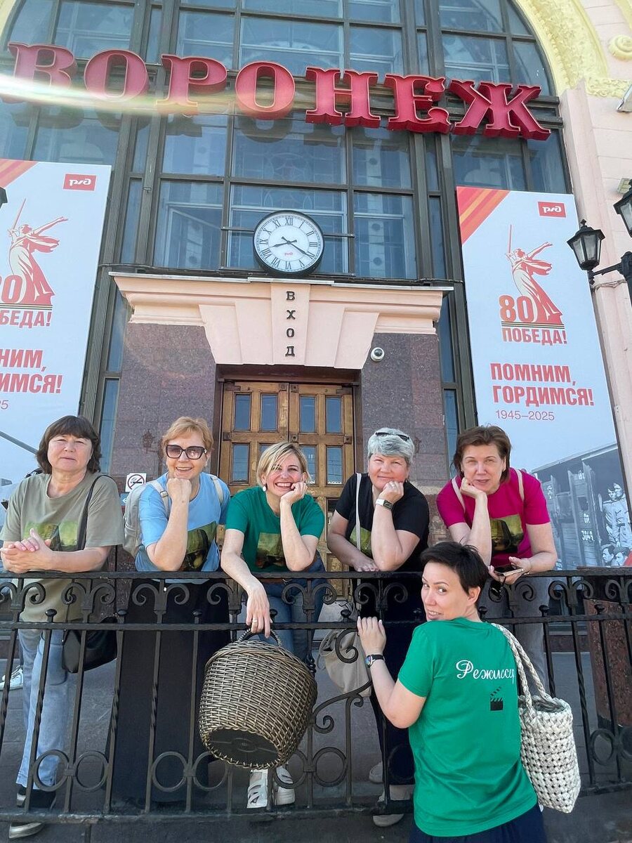 Мои подруги приехали посмотреть мой родной город. Я им покажу все самое лучшее, а о местах, где мне было больно-промолчу. Потому как если бы всегда было хорошо, Толя бы осталась жить в Воронеже и не стала бы москвичкой 