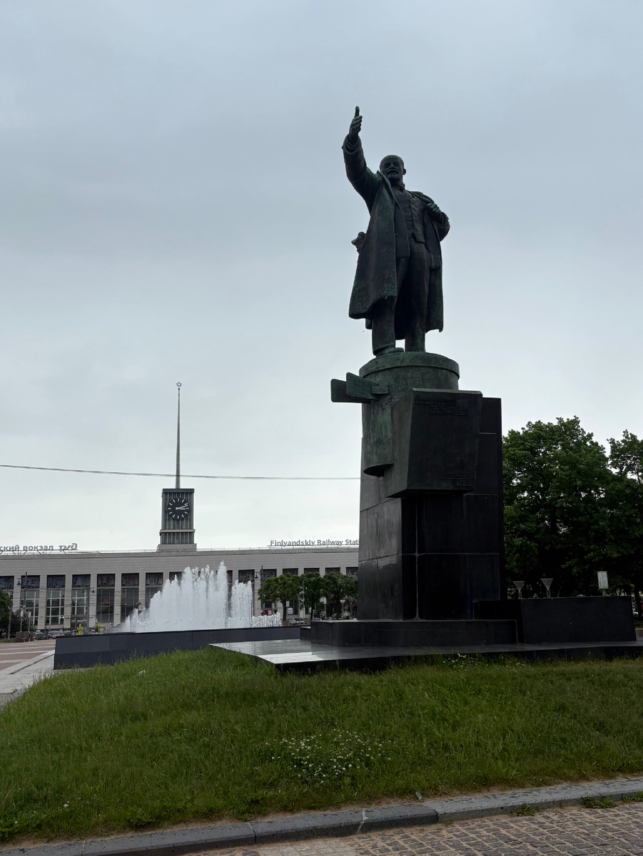 Памятник В. И. Ленину у Финляндского вокзала.