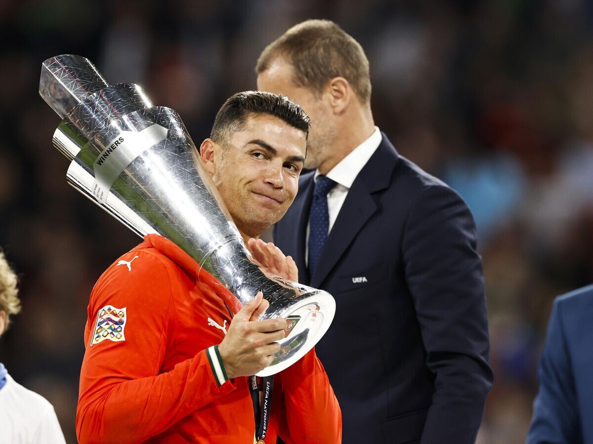    Криштиану Роналду с кубком Лиги наций© Getty Images / ANP