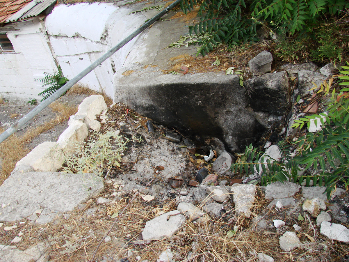 Засыпанный проход к 45-мм дворику. 