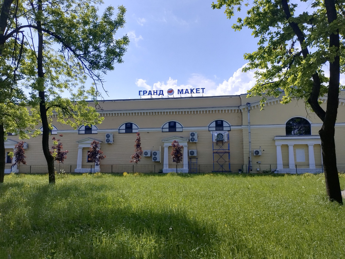 здание гранд макета со стороны садика с качелями