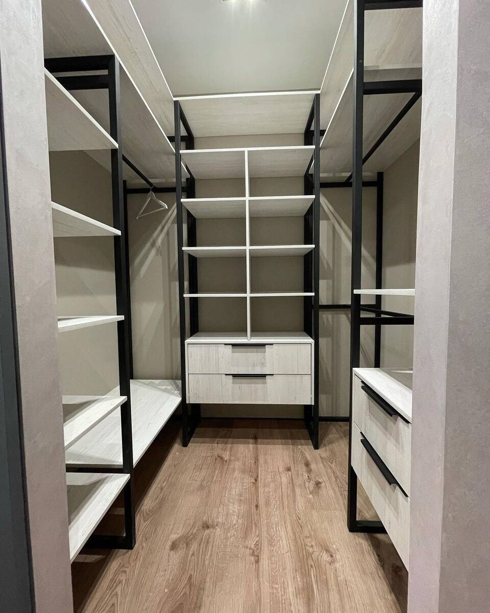 Гардеробная с большим количеством полок