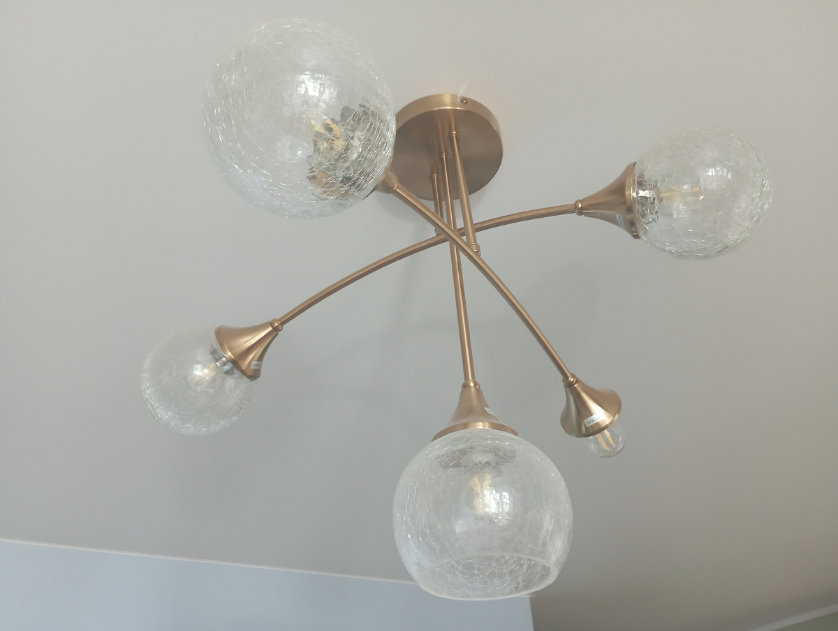 Представляете, на сколько крохотных осколков разлетелся плафон. 