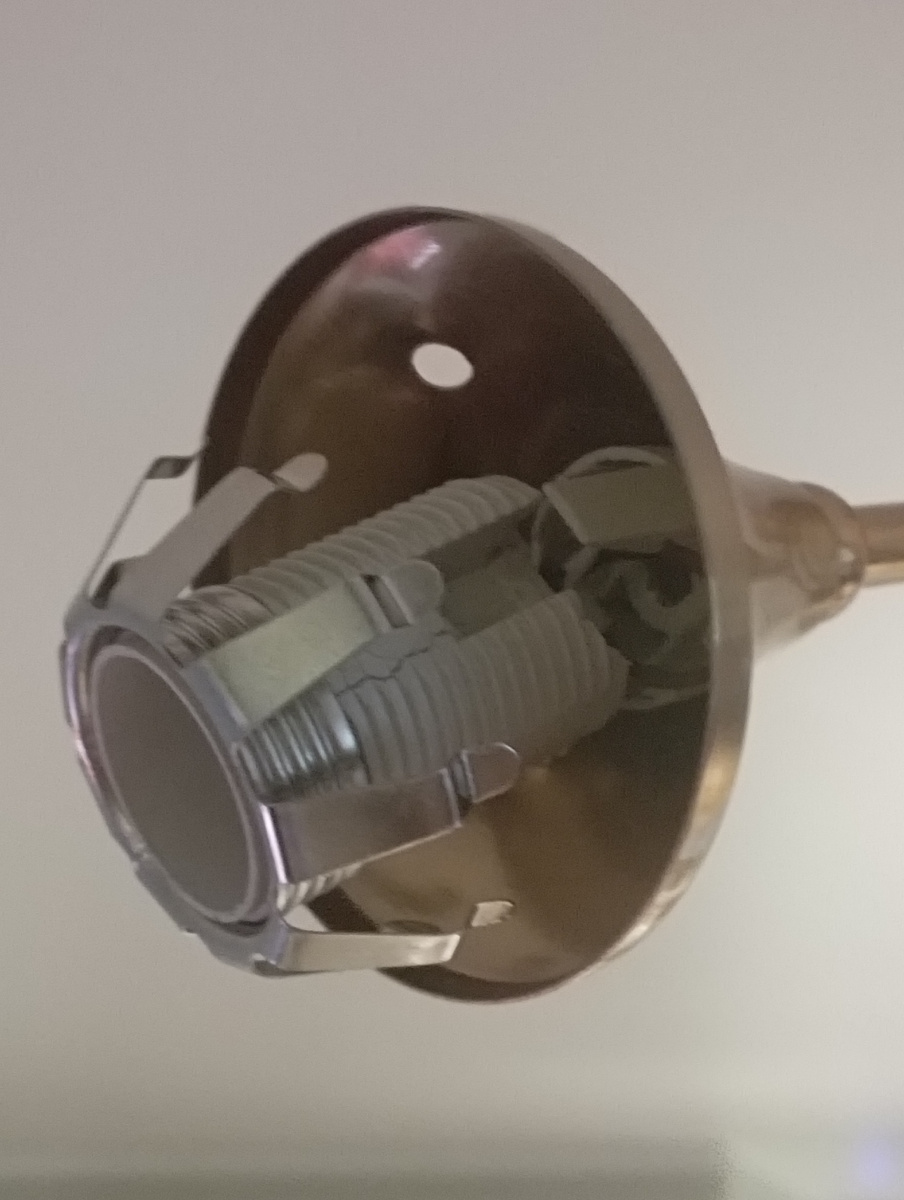 На этот патрон плафон теперь не надеть