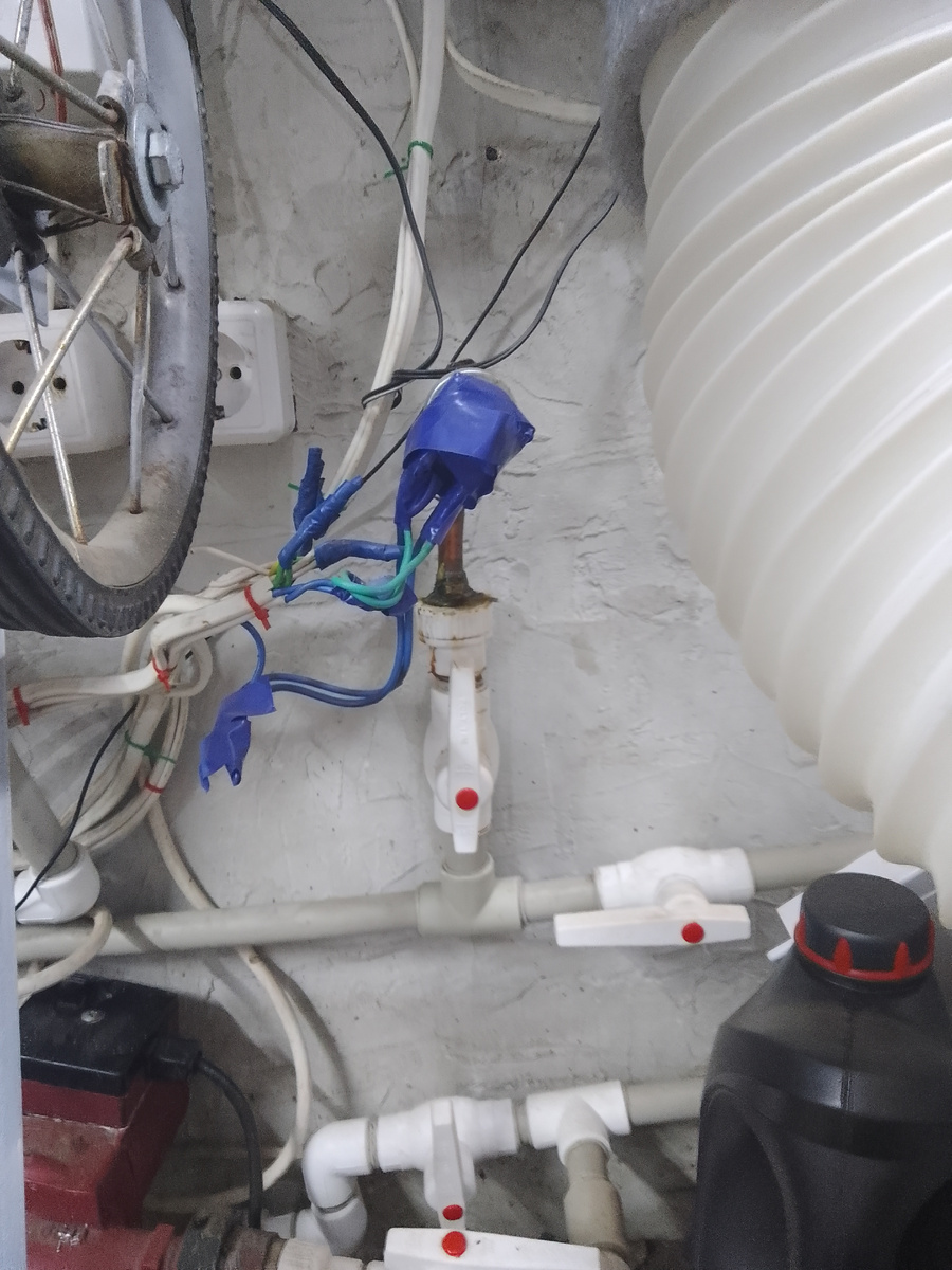 Расположение датчика давления. Фото автора.