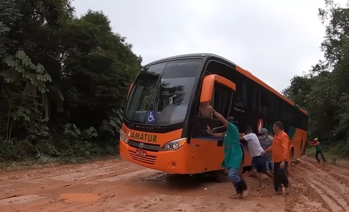 Вы бы видели пол этого (перед началом рейса вполне себе роскошного) автобуса, после того, как вся эта орава залезет обратно в салон! Фото: Youtube.com