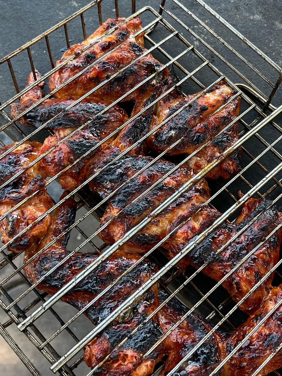 Меня раздражает, когда нытики выкладывают фото шашлыков. Вы же каждую копейку считаете, откуда деньги на мясо?!