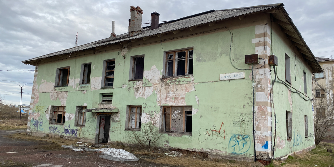 Нашли в Воркуте целый квартал заброшенных домов и заглянули в один из них. Что мы там увидели