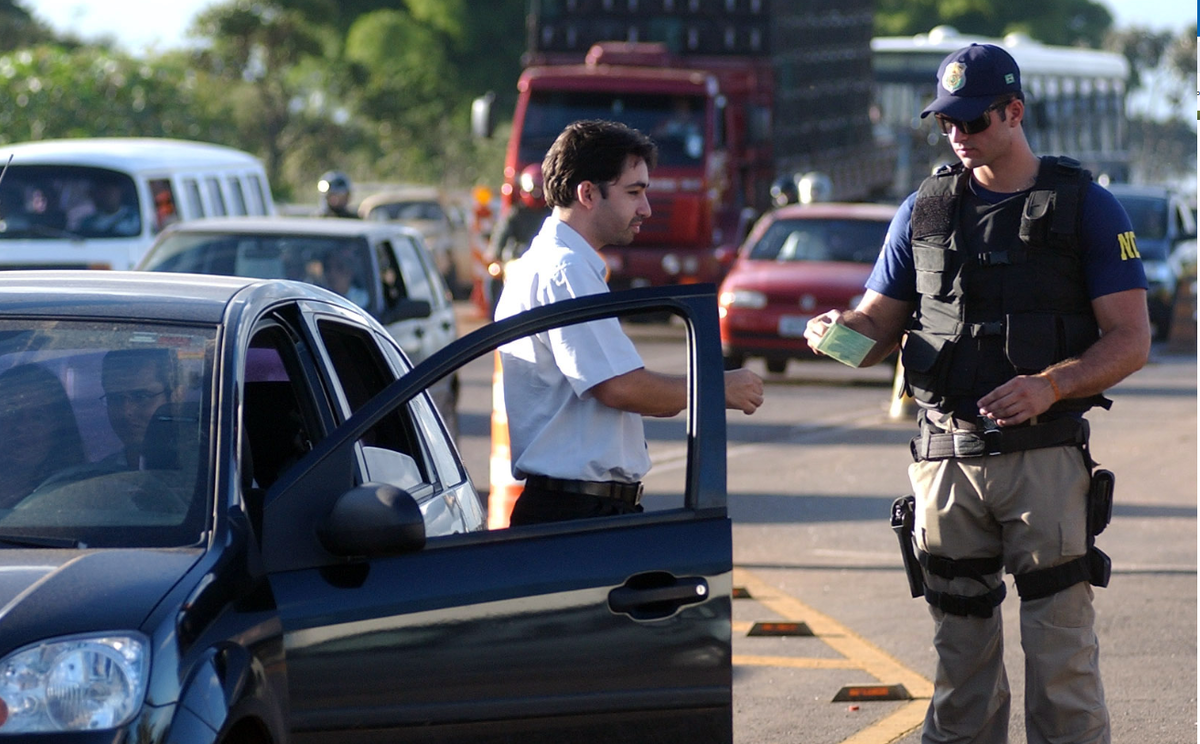 Olá, por favor prepare o dinheiro! Шутка, разумеется. Хотя с копами в Бразилии лучше не шутить.  (с) Youtube.com