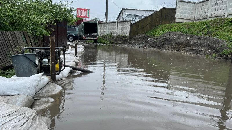     В Барнауле откачивают воду после проливного дождя. Администрация Железнодорожного района