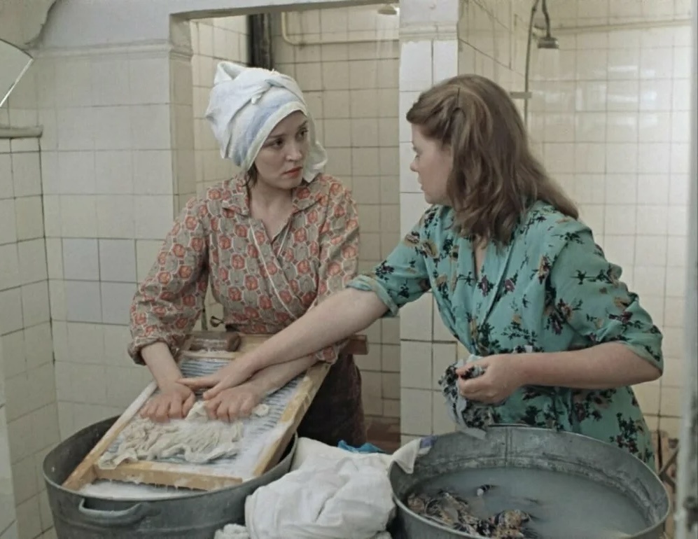 Стиральные доски были в каждой семье. Кадр из к/ф "Москва слезам не верит "