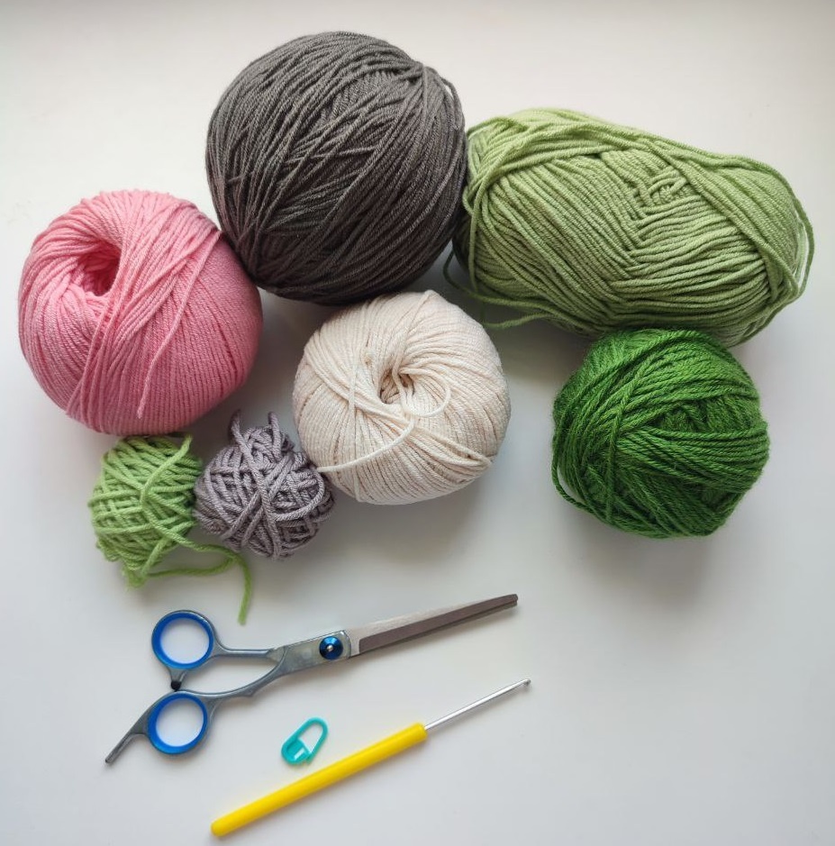 Начало вязания: собрать всю подходящую пряжу, подумать какой сделать и приступить к воплощению идеи! 