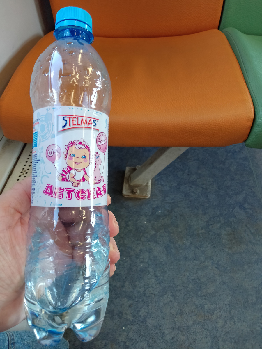 Фото автора. Удобно носить со собой такую бутылочку воды ( наливаю родниковую). 