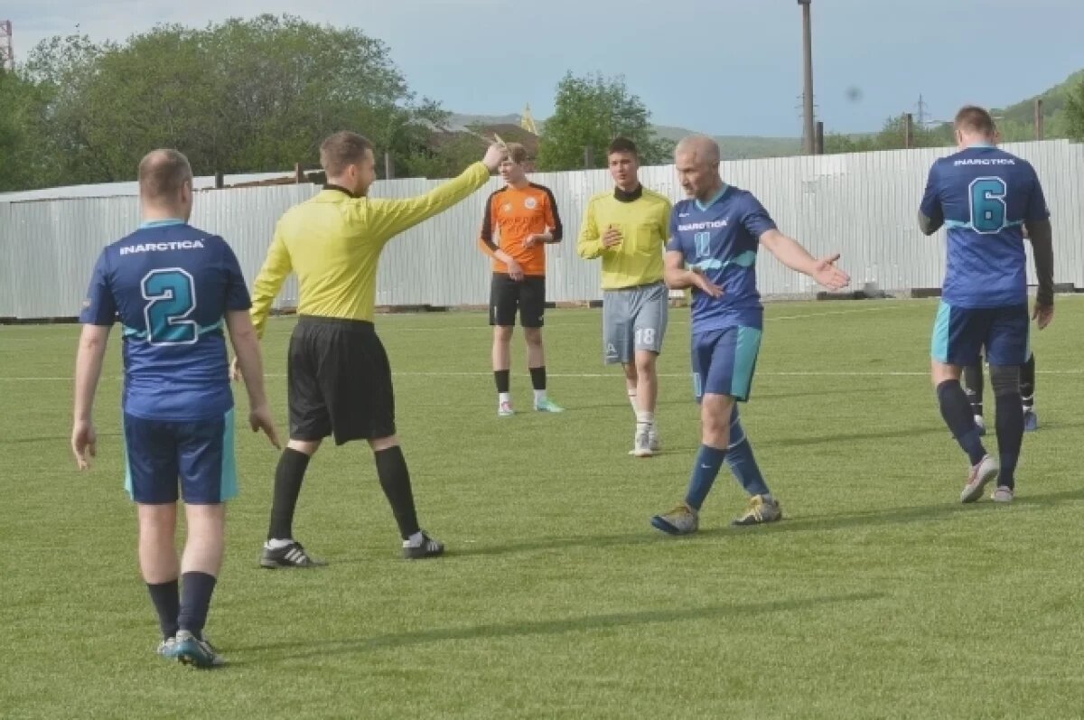    В Мурманске на футбольных матчах судьи раздали игрокам жёлтые карточки