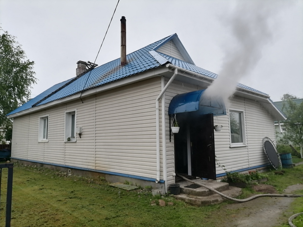    В Олонце ликвидирован пожар в жилом доме. Фото: пожарная часть Олонца