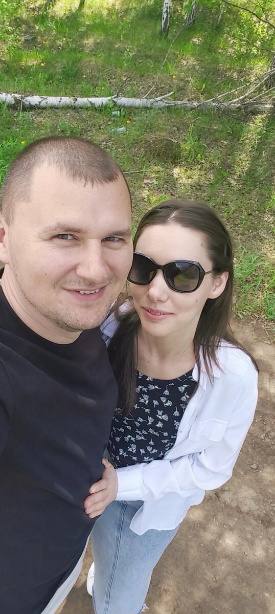 Друзья, всем привет!

Забавно, но на этой неделе я прорабатывал одновременно 2 свои явные для меня недоработки. Про одну я рассказал в прошлом посте, а сегодня пришла очередь затронуть тему семейных отношений. Я не буду называть конкретных людей, чтобы не дискриминировать их, назову их одним общим словом - родственники. 

Моё детство было таким, что у меня не было как такового своего мнения. Точнее не так. Оно было, но все плевать на него хотели) в итоге до подросткового возраста я вообще не знал себя, потому что пришлось закапать чувства и личности далеко в глубине, был тихим скромным послушным мальчиком. "Достать" себя настоящего стало настоящим испытанием и до сих пор веду работу по этому направлению, но направление взято точно верное. В очередной раз хочется сказать слова благодарности своей жене ❤️Я не знаю где бы я был если бы она не открыла мне глаза. Хотя как раз родня думают явно обратное) "Охмурила, заколдовала, ведьма"))) 

Я для них стал неудобным, мной стало невозможно управлять и влиять на меня. Было несколько попыток поговорить с ними и объяснить свою точку зрения, даже уже ругались по этому поводу, но я пришел к тому что это было нужно только мне. Они не хотят и не будут меняться и это их выбор и я его уважаю. Пришло время отдалиться и выстроить личные границы. У каждого своя жизнь и свои цели и я выбираю быть собой!

Даже не смотря на то что ещё разговора не было с ними - я чувствую, что процесс исцеления уже запущен. Я ощущаю внутреннее спокойствие и гармонию. Уверен, что битва ещё будет, меня уже никому не сломить! 

Всем хороших выходных и будьте счастливы 🥹

#счастье #жизнь #родственники #родня #мнение