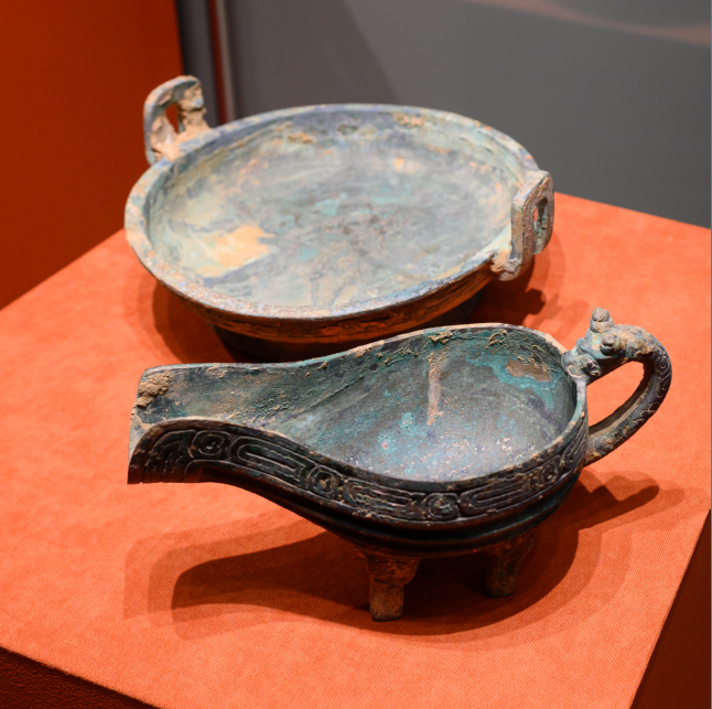 Миска «пань» и сосуд «и» с чешуйчатым орнаментом «линьвэнь». Эпоха Вёсен и Осеней (770-466 гг до н.э.). Бронза. Национальный музей Китая. Фото с экспозиции выставки «Изысканная трапеза. История еды в древнем Китае» Музеев Московского Кремля.