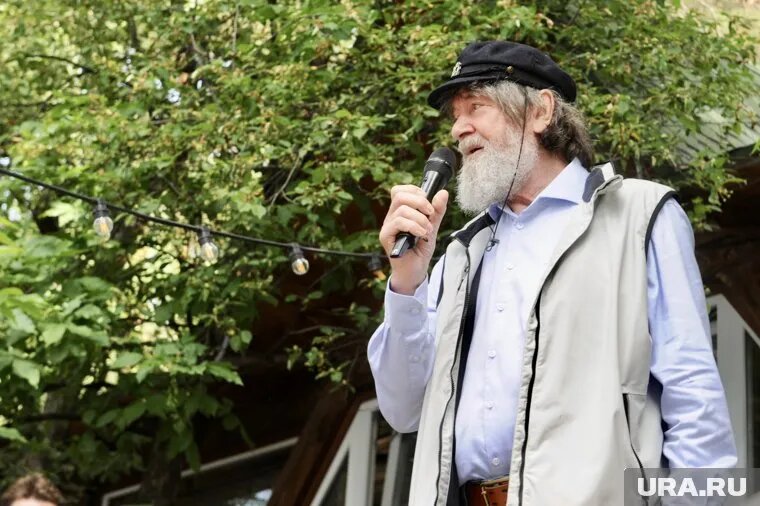 Федор Конюхов приветствует участников парусной регаты. Фото: Вадим Ахметов © URA.RU