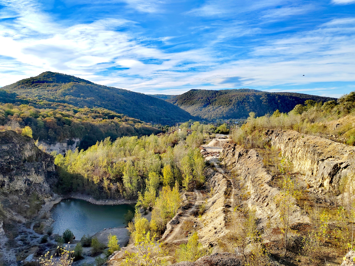 Вид на Хаджохский карьер и озеро Красное со смотровой площадки. Фото автора