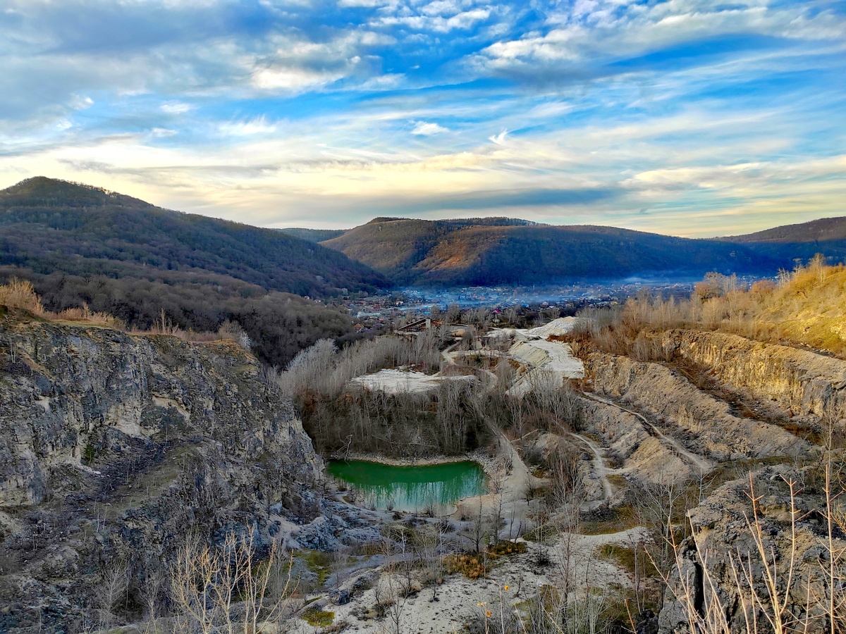 Вид на Хаджохский карьер и озеро Красное со смотровой площадки осенью. Фото автора