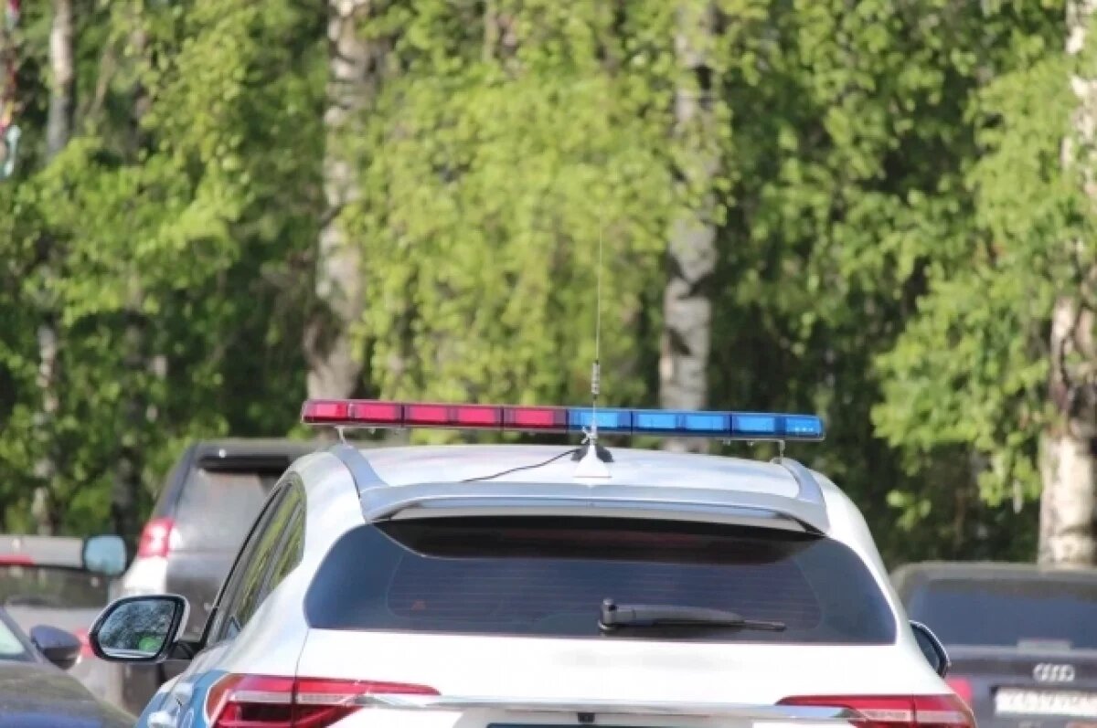    Сотрудники госавтоинспекции устанавливают причину аварии.