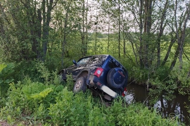    Внедорожник чуть не улетел в воду. Фото: Госавтоинспекция по Кировской области