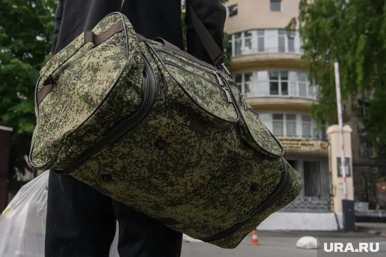 В сумке для Дениса - вещей на 14 килограммов. Фото: Илья Московец © URA.RU