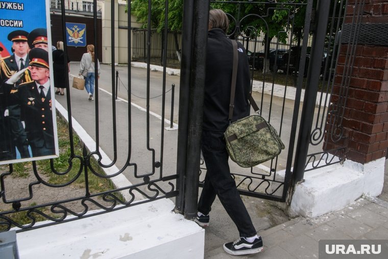 Вещи Денису привезли ранним утром - к самому открытию СИЗО. Фото: Илья Московец © URA.RU