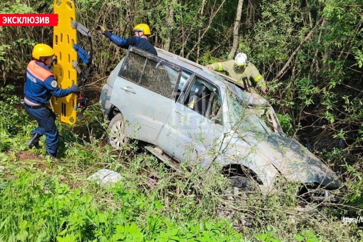    Автомобиль частично погрузился в воду в результате ДТП в Гдовском районе