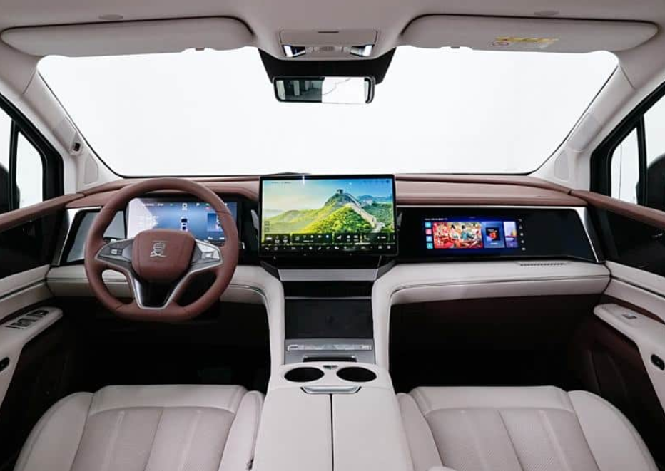 Интерьер китайкой версии минивэна.