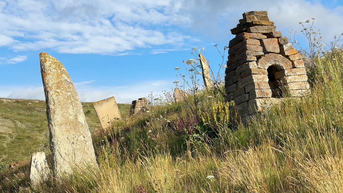 Старое кладбище у села Макажой
