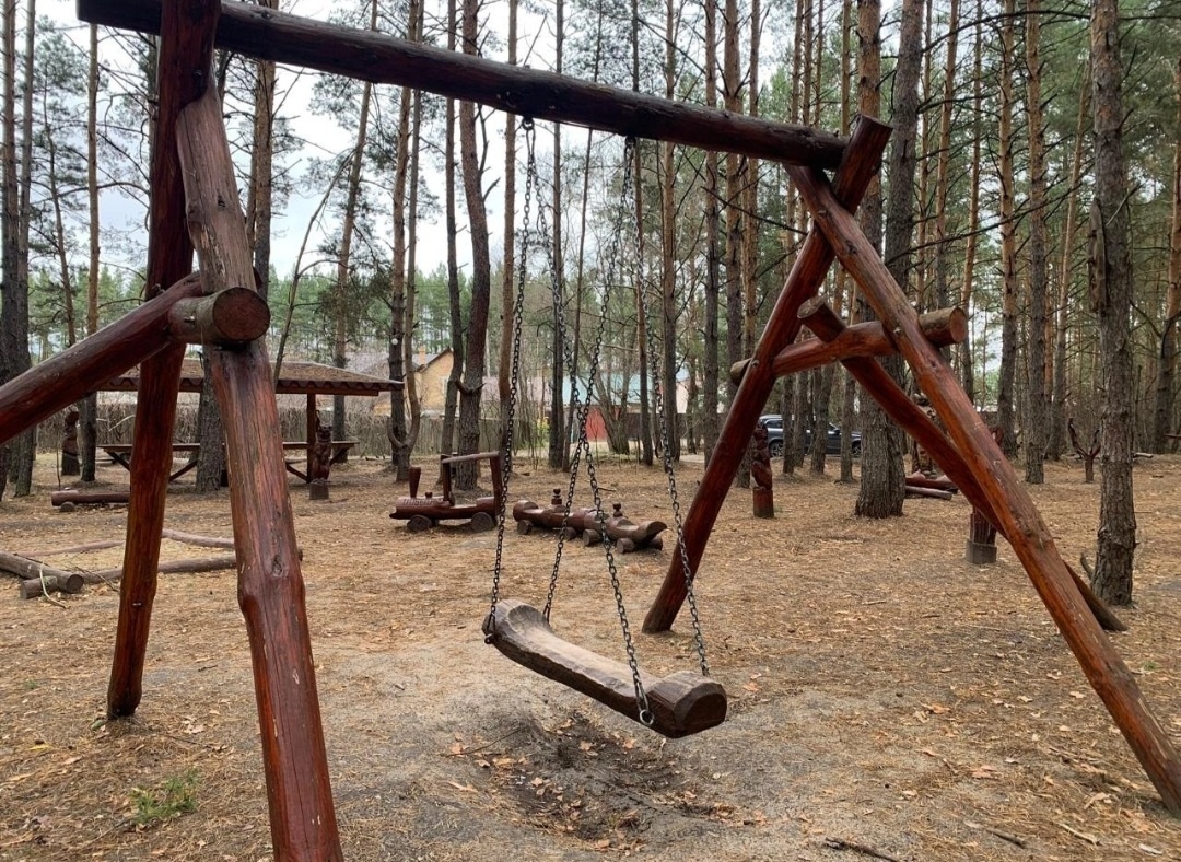 Даже качели имеются ммм можно побольше и подольше покачаться на них