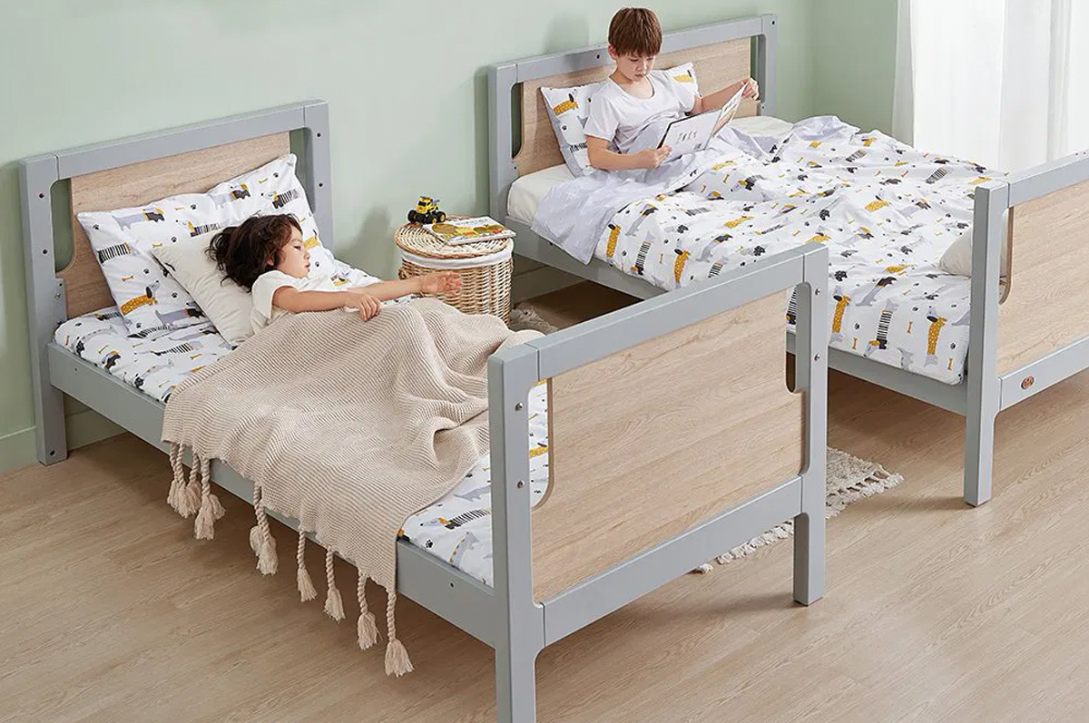 На картинке изображена Детская двухъярусная кровать с лестницей Coogee King с возможностью разделения на две отдельные кровати.