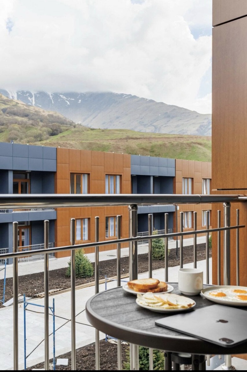 Завтрак с видом на горы. Фото автора.