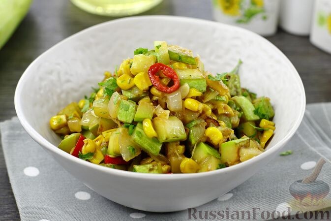 кабачки, кукуруза консервированная, лук репчатый, чеснок, перец острый красный, зелень петрушки, сок лимона, масло подсолнечное, масло оливковое, соль, перец чёрный молотый