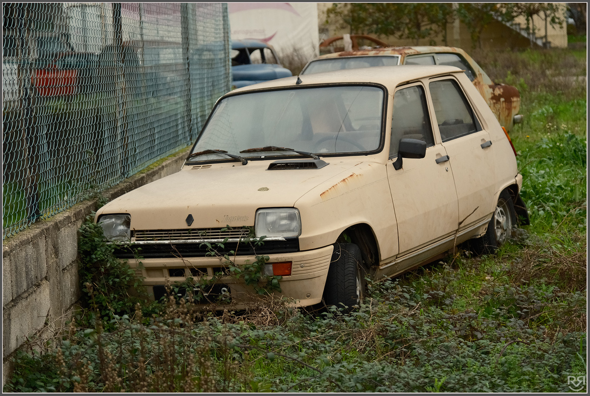 Заброшенные автомобили. Португалия. Фото: Михаил Рябинин
