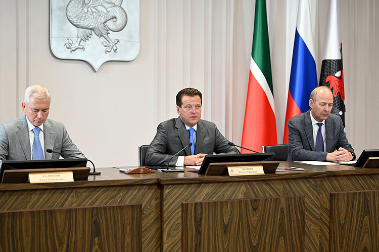    Сегодня утреннее совещание началось с объявления конкурса на должность руководителя Казанского зооботсада.   
Фото: metshin.ru