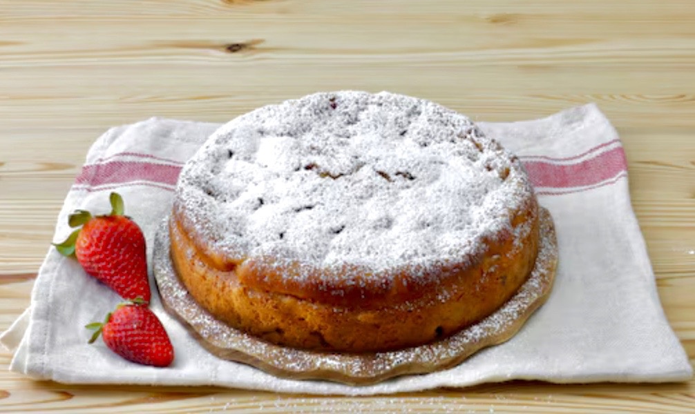 Творожный пирог с клубникой.