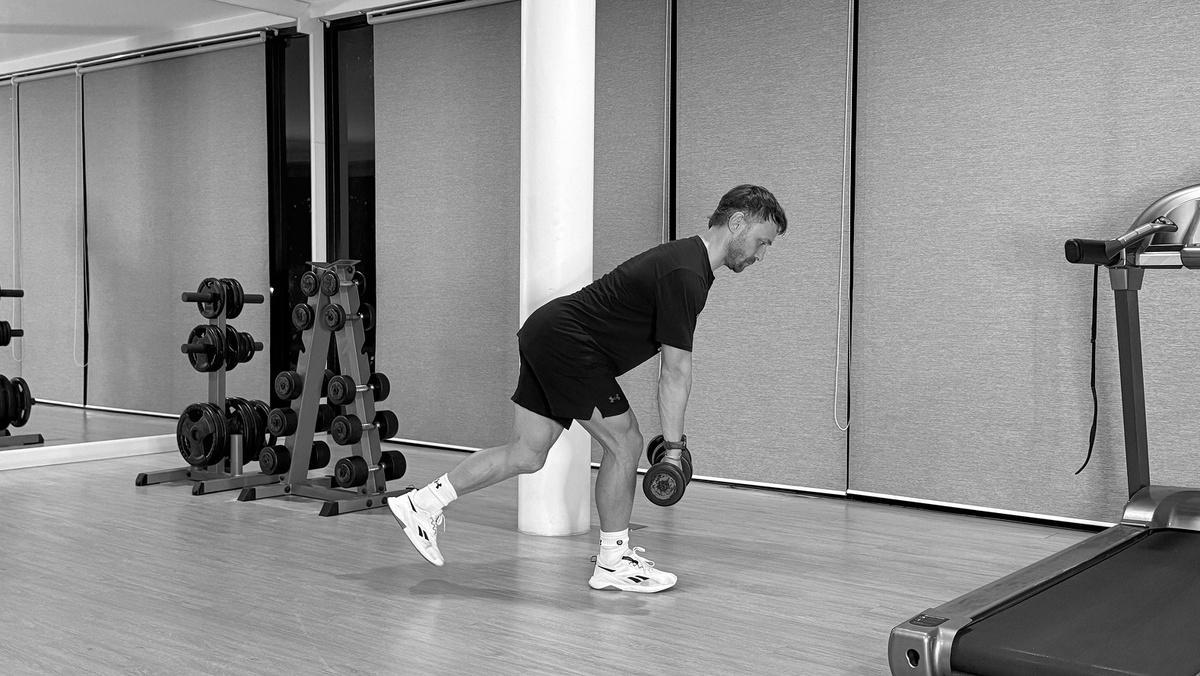    Какие упражнения с гантелями работают со всеми мышцами? Показывает эксперт (фото 2)