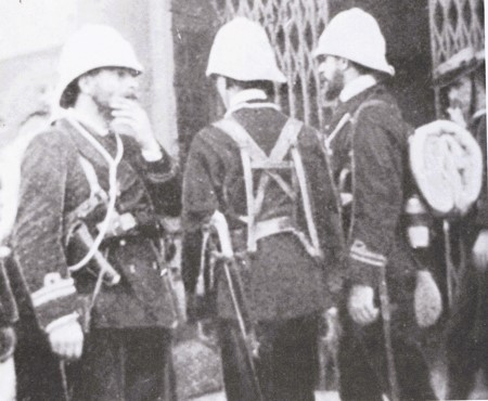 Офицеры Naval Brigade только сошли на берег, 1899. Снаряжение уже полевое, а форма военно-морская. К вступлению в бой весь личный состав переодели в сухопутный хаки с морскими знаками различия.