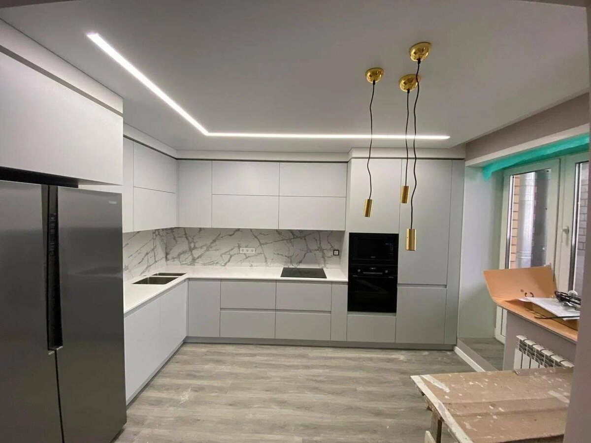 Современное решение натяжных потолков на кухне.