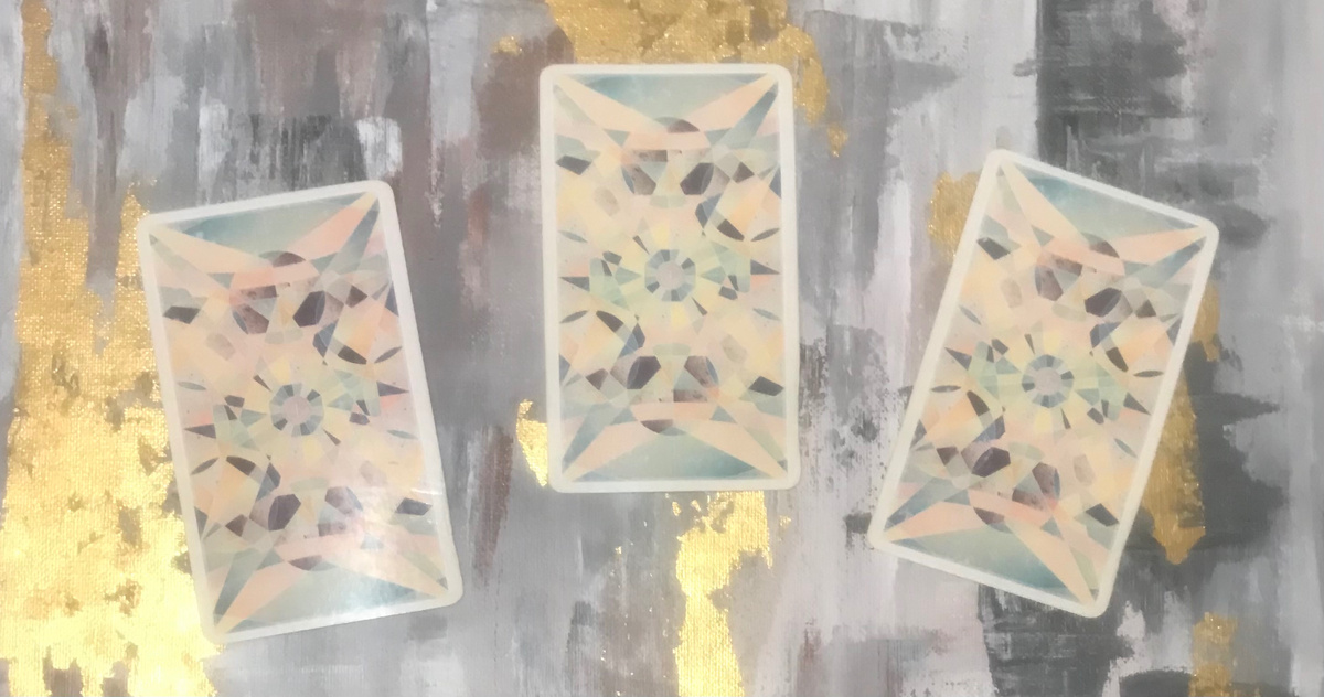 Загадайте мужчину. Подумайте о нем немного и выбирайте ту карту, к которой Вас больше тянет.Слева направо 1,2,3.