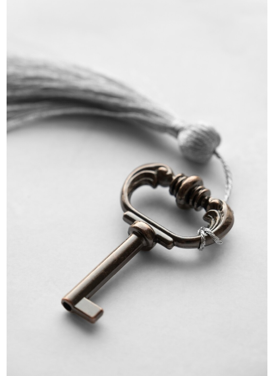 В долгах как в шелках, произнося эти слова,мы даже не задумываемся о том, что они являются своего рода заклинанием, которое только усиливает и без того плохое материальное положение . Если так случилось, что вы никак не можете расквитаться с долгами, попробуйте провести специальный ритуал. Вам понадобится только ключ, ни разу не использовавшийся в вашем доме . Вечером после захода солнца, идите на перекрёсток двух дорог. Положите ключ на перекрёстке, обойдите его три раза против часовой стрелки со словами 