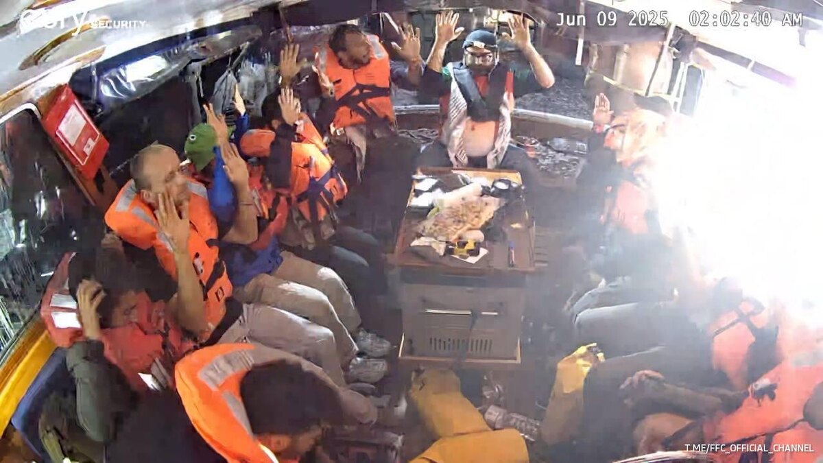 Грету Тунберг облили белой жидкостью и отправили в Израиль. Cудно «Мадлен» с экоактивисткой было перехвачено военными.