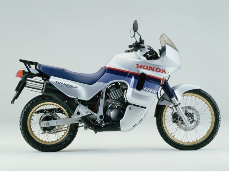XL600V PD06 1987-1989
Первая версия имела мощность 50 л.с. при 8000 об/мин, которая была увеличена до 55 л.с. для версий 1989 и 1990 годов. Более поздние модели вернулись к исходным 50 л.с.