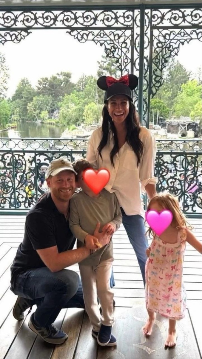 Меган и Гарри с детишками, лиц которых, как всегда, никто не видит, в Диснейленде. 