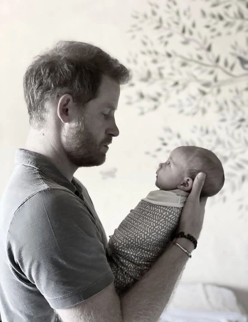 Какой - то ребёнок смотрит на Гарри, как на сомнительный багаж. 